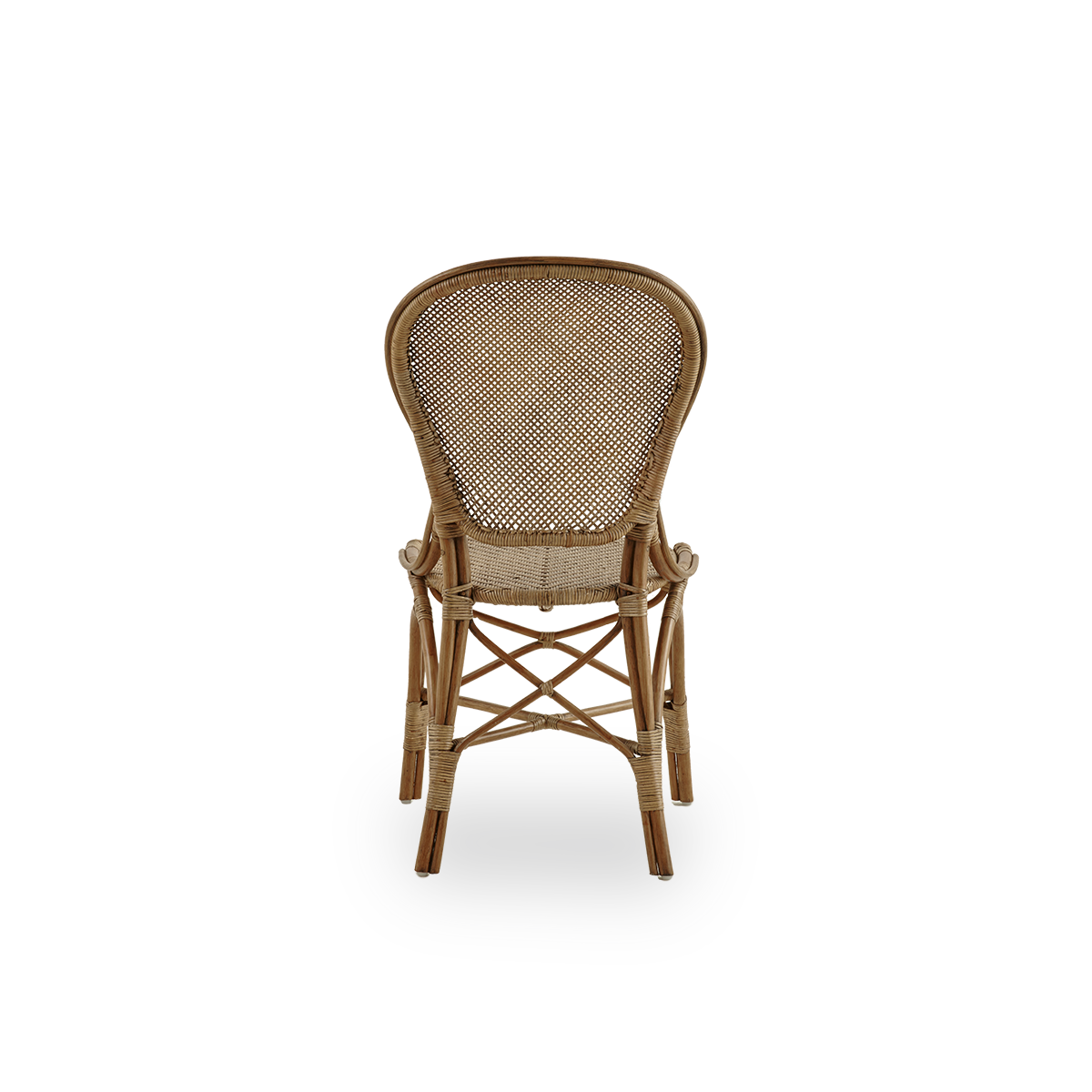 Vista desde atrás de la silla de comedor Rossini en color marrón antiguo. Silla de mimbre elegante con respaldo redondo en un diseño sencillo. Hecha a mano con ratán de alta calidad.