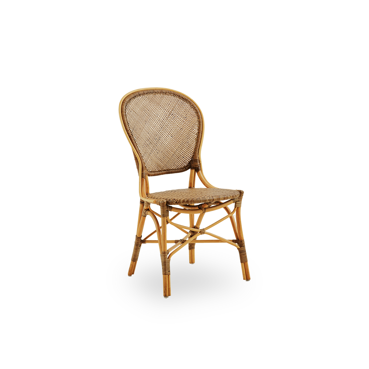 Vista lateral de la silla de comedor Rossini en color Cherry. Elegante silla de mimbre con respaldo redondo de diseño sencillo. Hecha a mano con ratán de alta calidad.