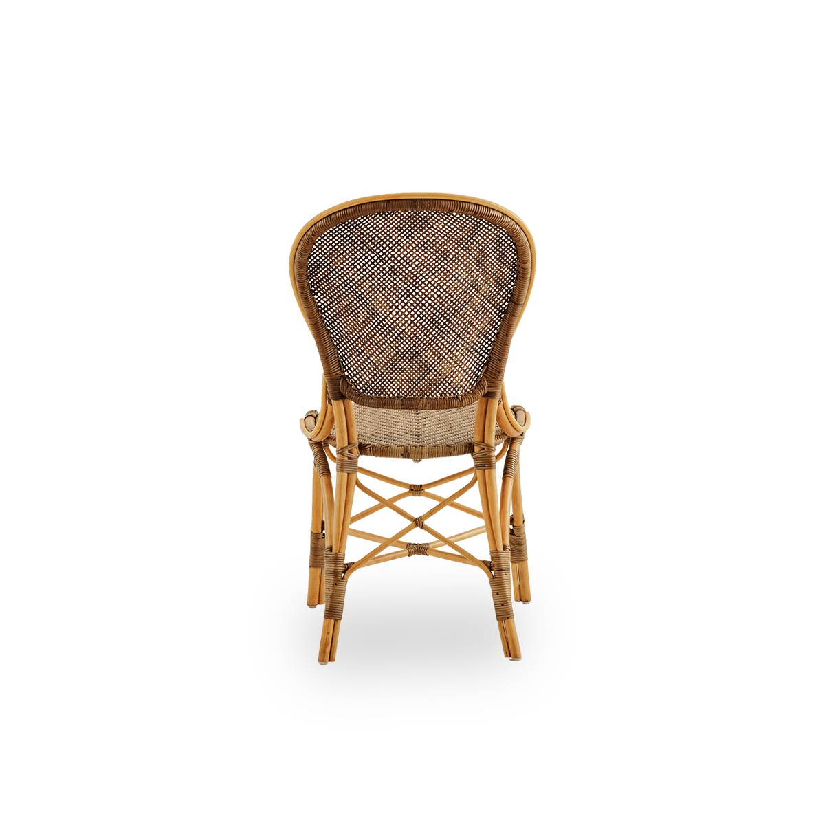 Vista desde atrás de la silla de comedor Rossini en color cereza. Silla de mimbre elegante con respaldo redondo en un diseño sencillo. Hecha a mano con ratán de alta calidad.