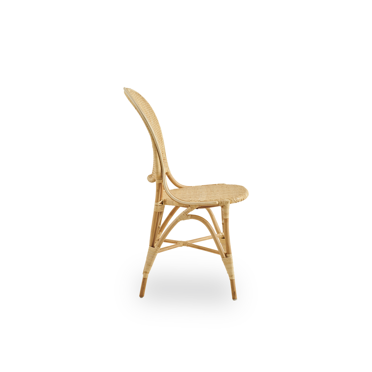 Vista lateral de la silla de comedor Rossini hecha de ratán natural. Elegante silla de mimbre con respaldo redondo de diseño sencillo. Hecha a mano con ratán de alta calidad.