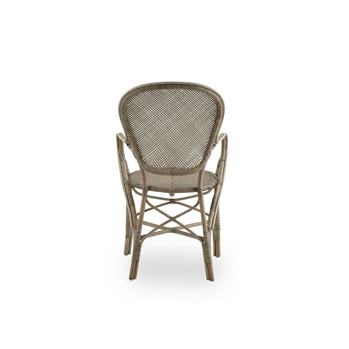 Vista desde atrás de la silla de comedor Rossini con reposabrazos en color topo. Silla de mimbre elegante con respaldo redondo y reposabrazos en un diseño sencillo. Hecha a mano con ratán de alta calidad.