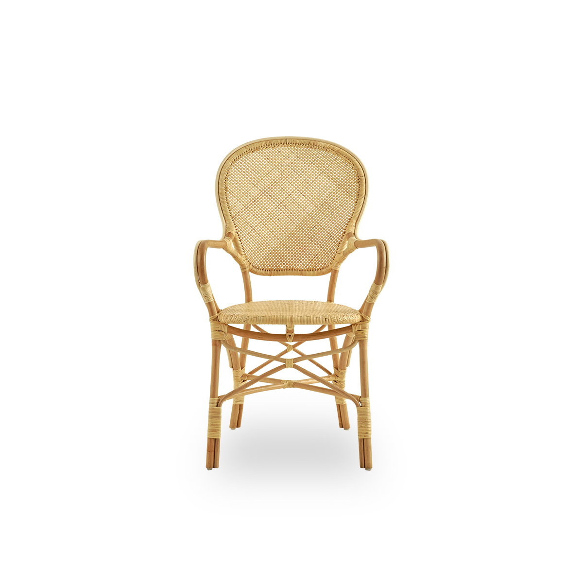 Vista frontal del sillón de comedor Rossini hecho de ratán natural.
Silla de mimbre elegante con respaldo redondo y reposabrazos en un diseño sencillo. Hecha a mano con ratán de alta calidad.