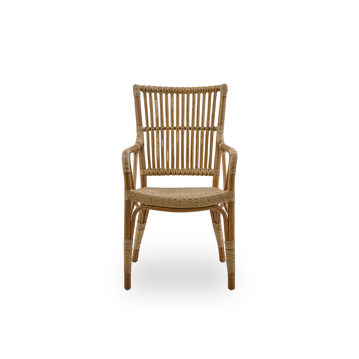 Vista frontal del sillón Piano en color marrón antiguo.
Silla elegante de mimbre con respaldo alto y reposabrazos, hecha a mano con ratán indonesio de alta calidad.
