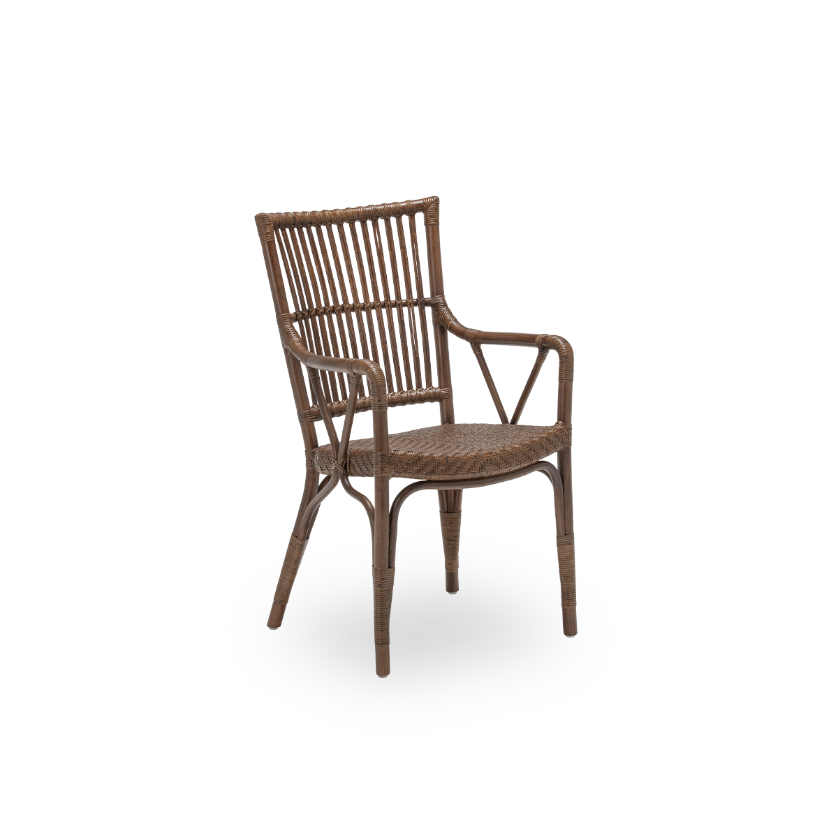 Vista lateral de la silla de comedor Piano, en ratán marrón. Diseño danés de la colección Originals de Sika-Design, cuyo tejido detallado da carácter a la silla. Hecha a mano con ratán de Indonesia de alta calidad.
