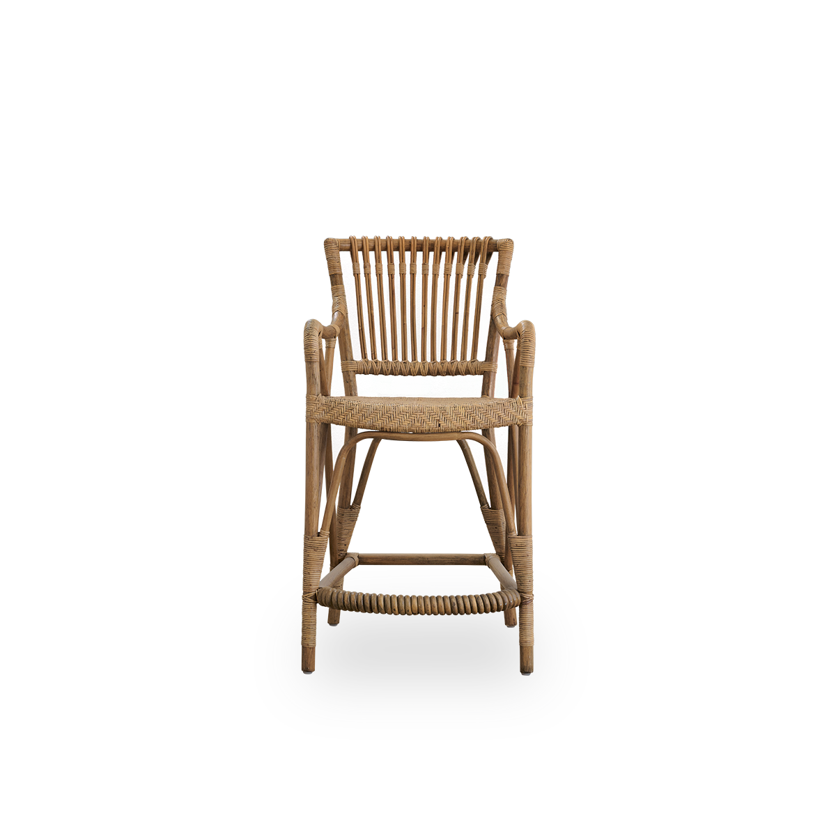 Vista frontal del taburete de barra Blues en color marrón antiguo, hecho de ratán indonesio. Asiento tejido a mano sobre una estructura de ratán con respaldo de ratán.
