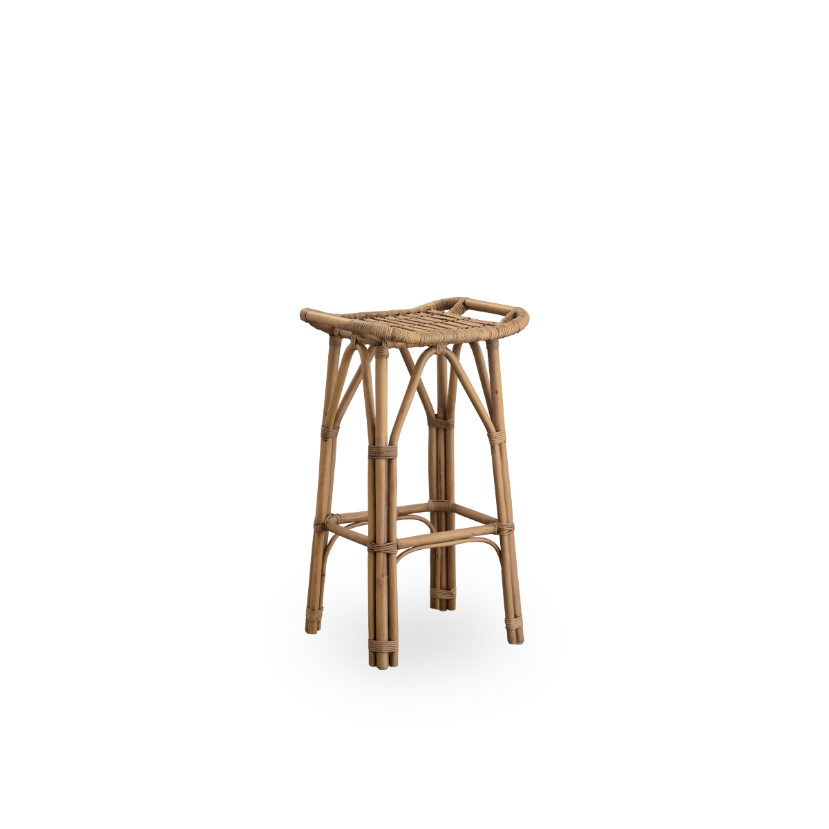 Vista lateral del taburete de bar Salsa de ratán con reposapiés y asiento curvado. Hecho a mano con ratán de alta calidad de Indonesia. Altura 79 cm.