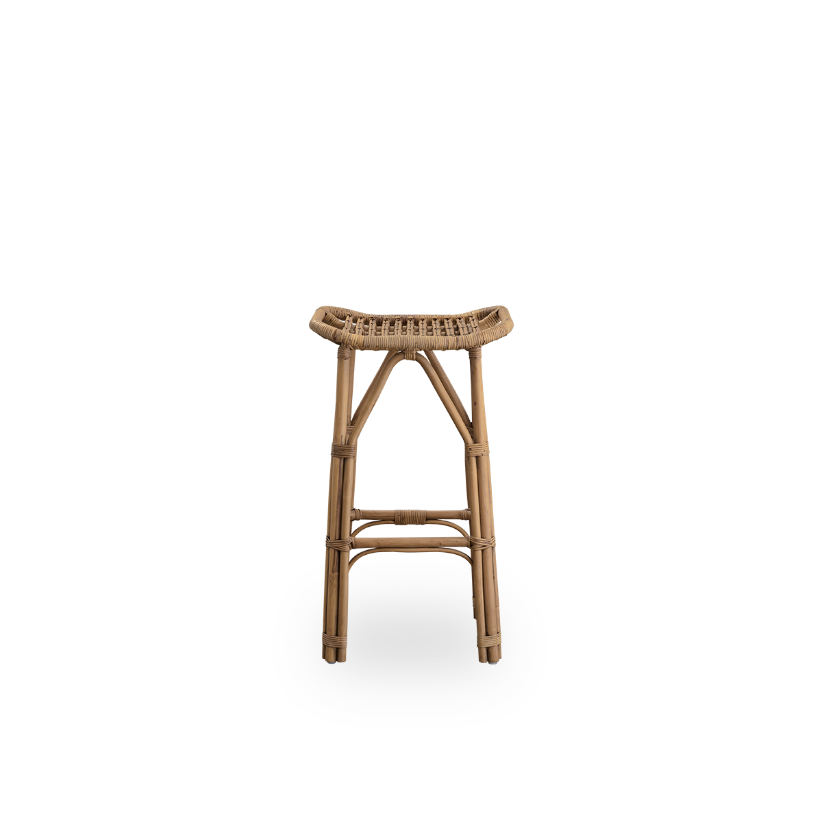 Vista frontal del taburete de ratán Salsa con reposapiés y asiento curvado.
Hecho a mano con ratán indonesio de alta calidad. Altura 79 cm.