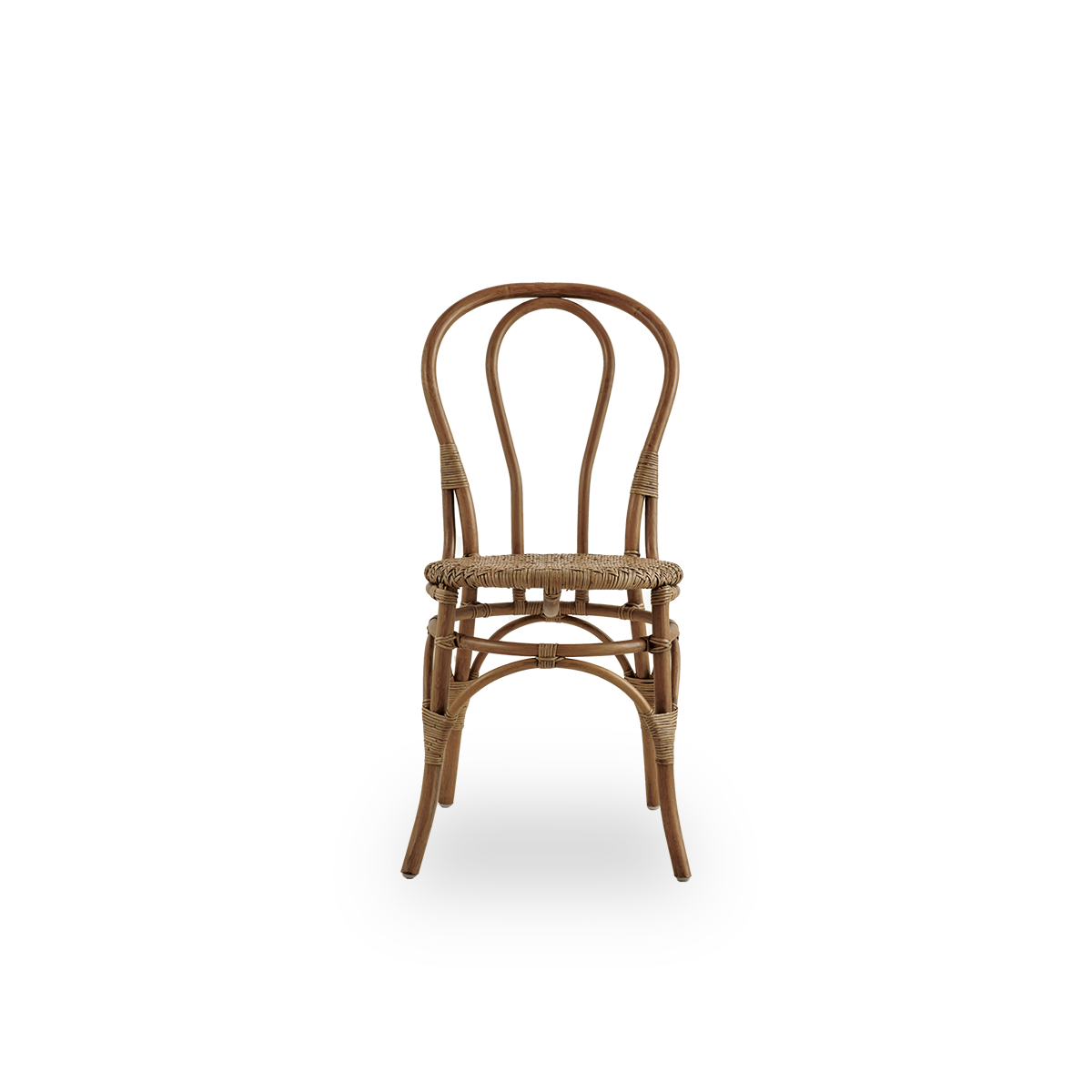 Vista frontal de la silla de comedor Lulu en color marrón antiguo, hecha a mano con ratán indonesio de alta calidad.
Diseño ligero y elegante con un respaldo redondo y sencillo.