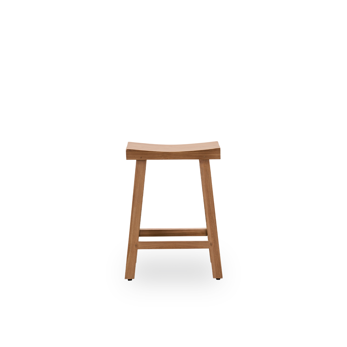 Vista frontal del taburete de barra Charles, un taburete elegante hecho de teca patinada elaborada con madera legal indonesia y con un acabado rústico.