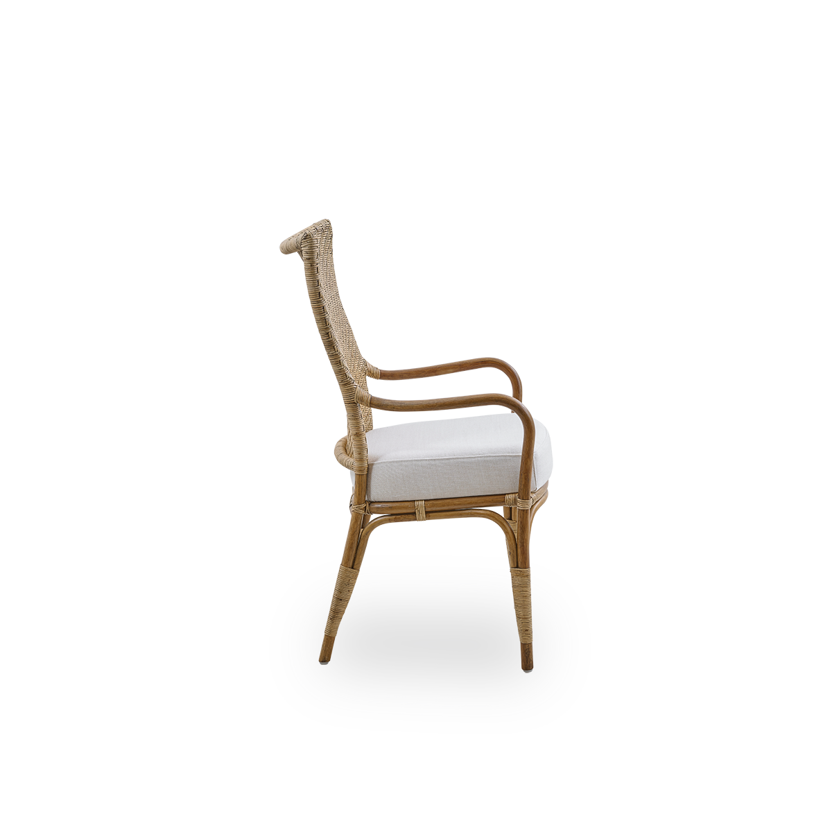 Vista lateral de la silla de comedor Melody con reposabrazos en color ratán antiguo con respaldo alto totalmente tejido en ratán y asiento tapizado.