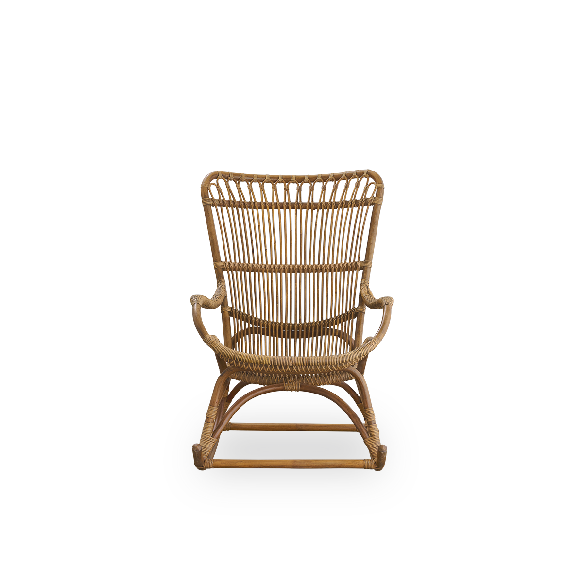 Vista frontal del sillón mecedora Monet con respaldo alto y reposabrazos, presentado en color marrón antiguo.
Hecho a mano con ratán indonesio de alta calidad.