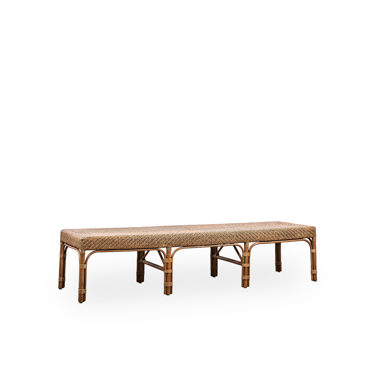 Vista lateral del banco Luis, hecho a mano con ratán de alta calidad de Indonesia en color Antique Brown. Diseño elegante con asiento finamente trenzado. Longitud 180 cm.