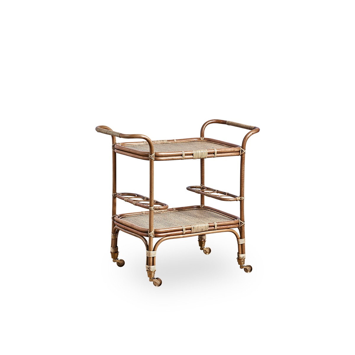 Vista lateral del carrito de bar Carlo, hecho a mano en ratán de alta calidad de Indonesia con acabado marrón antiguo, con tejidos detallados sobre una estructura sólida de ratán.