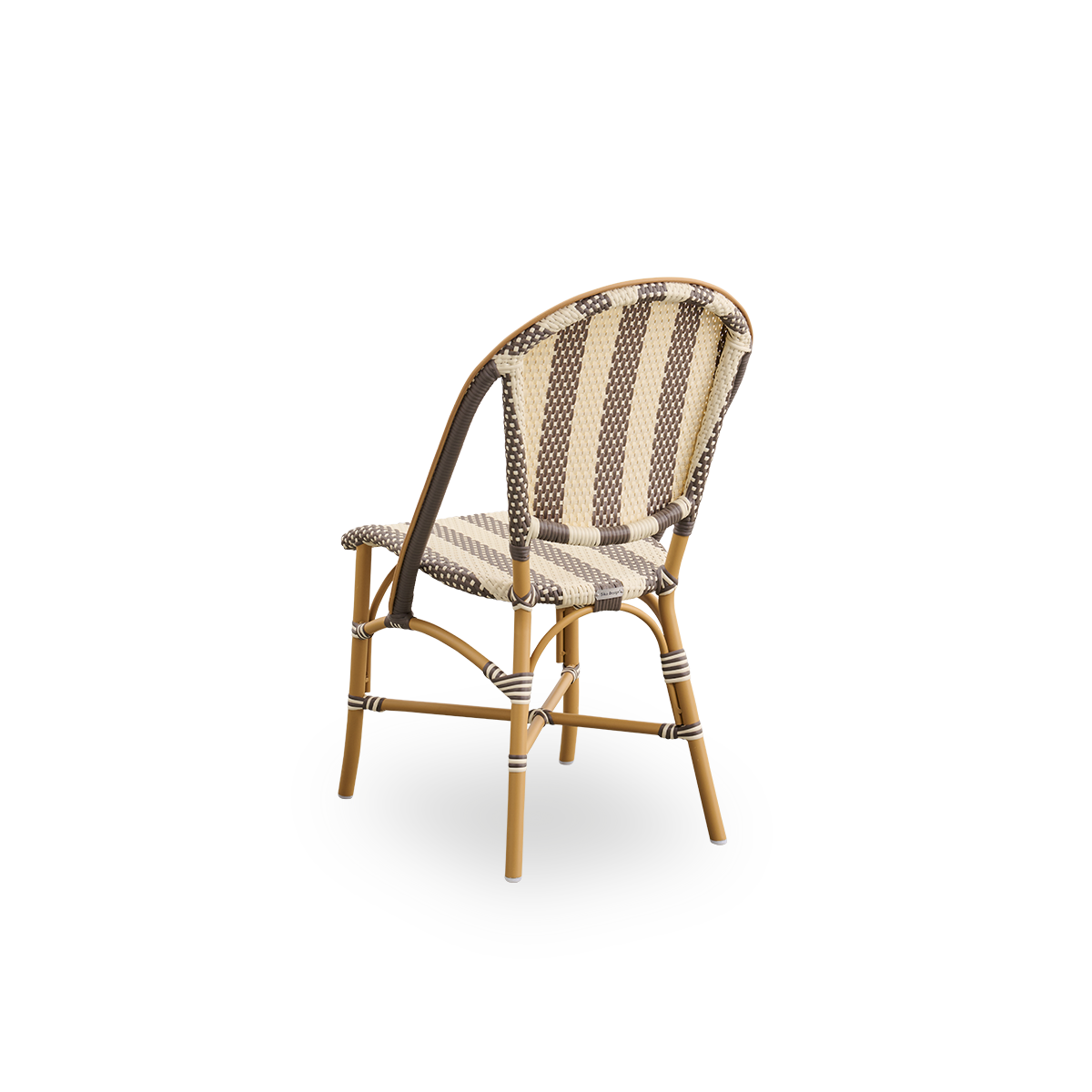 Vista trasera de la silla de comedor exterior Sofie, inspirada en el estilo de café francés.
Estructura de aluminio color almendra con asiento y respaldo completamente tejidos a mano en ArtFibre con patrón de rayas anchas en marfil y marrón. Silla bistró