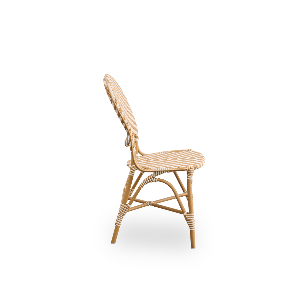 Vista lateral de la silla de comedor de exterior Isabell. Estructura de aluminio color almendra con asiento y respaldo en ArtFibre con patrón de espiga en marfil y color miel.