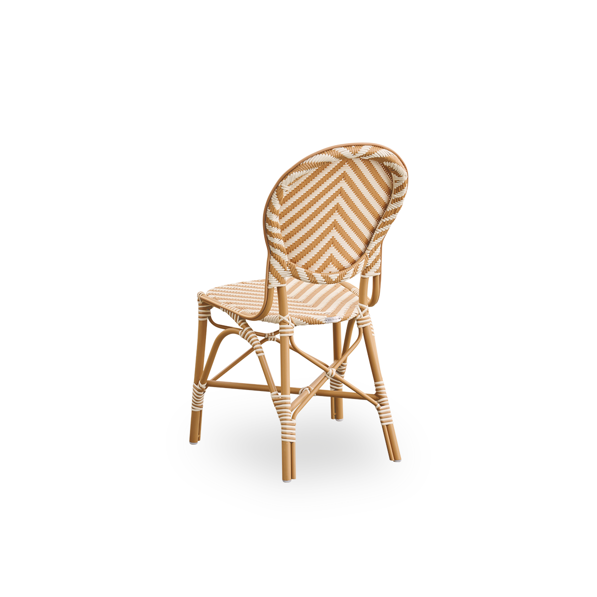Vista trasera de la silla de comedor exterior Isabell.
Estructura de aluminio color almendra con asiento y respaldo de ArtFibre en un patrón de espiga en color marfil y miel.