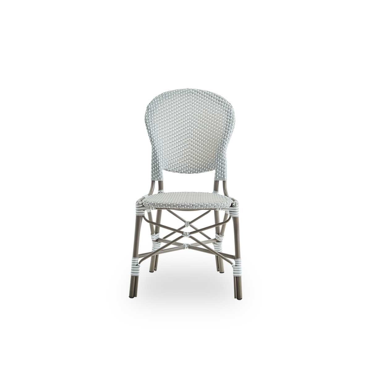 Vista frontal de la silla de comedor exterior Isabell.
Estructura de aluminio color topo con asiento y respaldo de ArtFibre gris con puntos blancos. Inspirada en el diseño de los bistrós de los años 50.