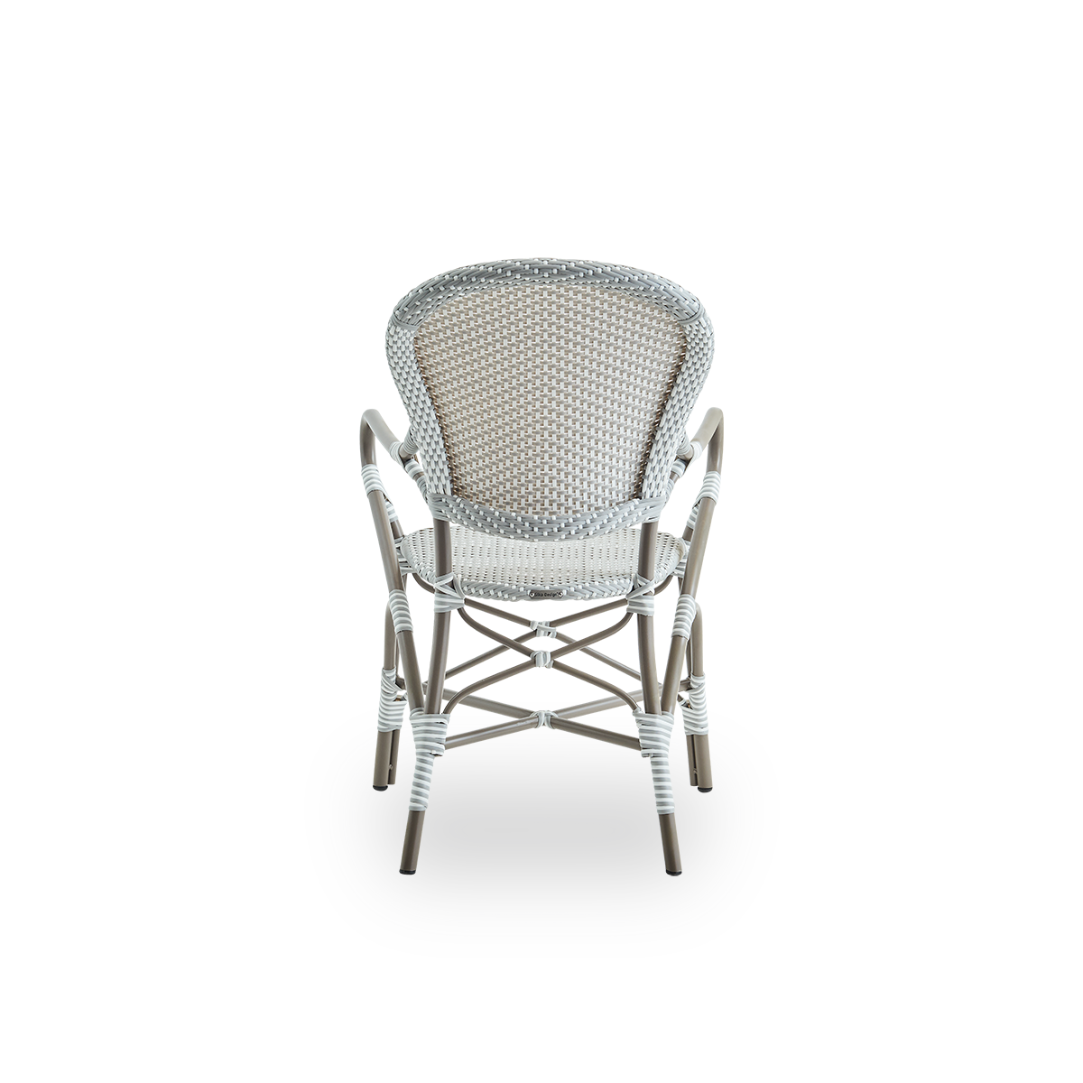 Vista desde atrás de la silla de comedor exterior Isabell con reposabrazos. Estructura de aluminio color topo con asiento y respaldo de ArtFibre gris con puntos blancos. Inspirada en el diseño de bistró de los años 50.