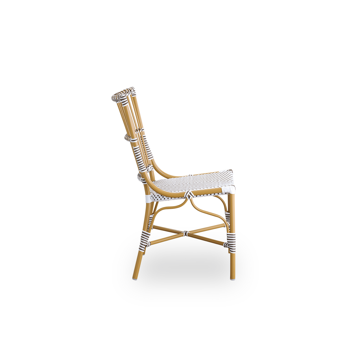 Vista lateral de la silla de comedor de exterior Monique. Estructura de aluminio en color almendra con asiento tejido en ArtFibre blanco con puntos marrones. Inspirada en el diseño de bistró de los años 50.