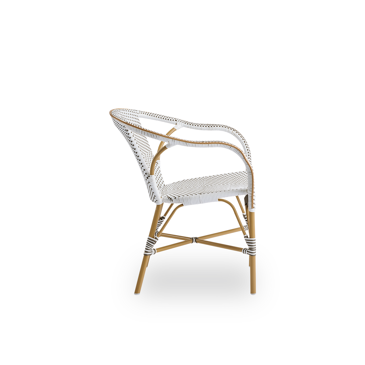 Vista lateral de la silla de comedor de exterior Madeleine con reposabrazos. Estructura de aluminio color almendra con asiento y respaldo en ArtFibre marrón con puntos blancos.