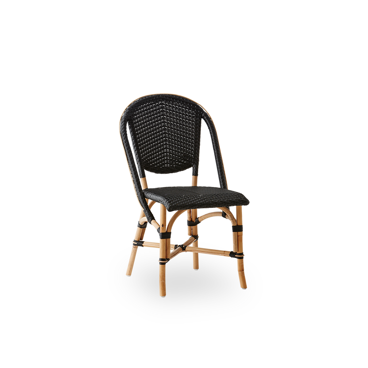 Vista lateral de la silla de comedor Sofie de ratán, inspirada en el estilo de café francés. Estructura de ratán con asiento y respaldo completamente tejidos, hechos a mano en ArtFibre de color negro. Silla bistró de ratán apilable.