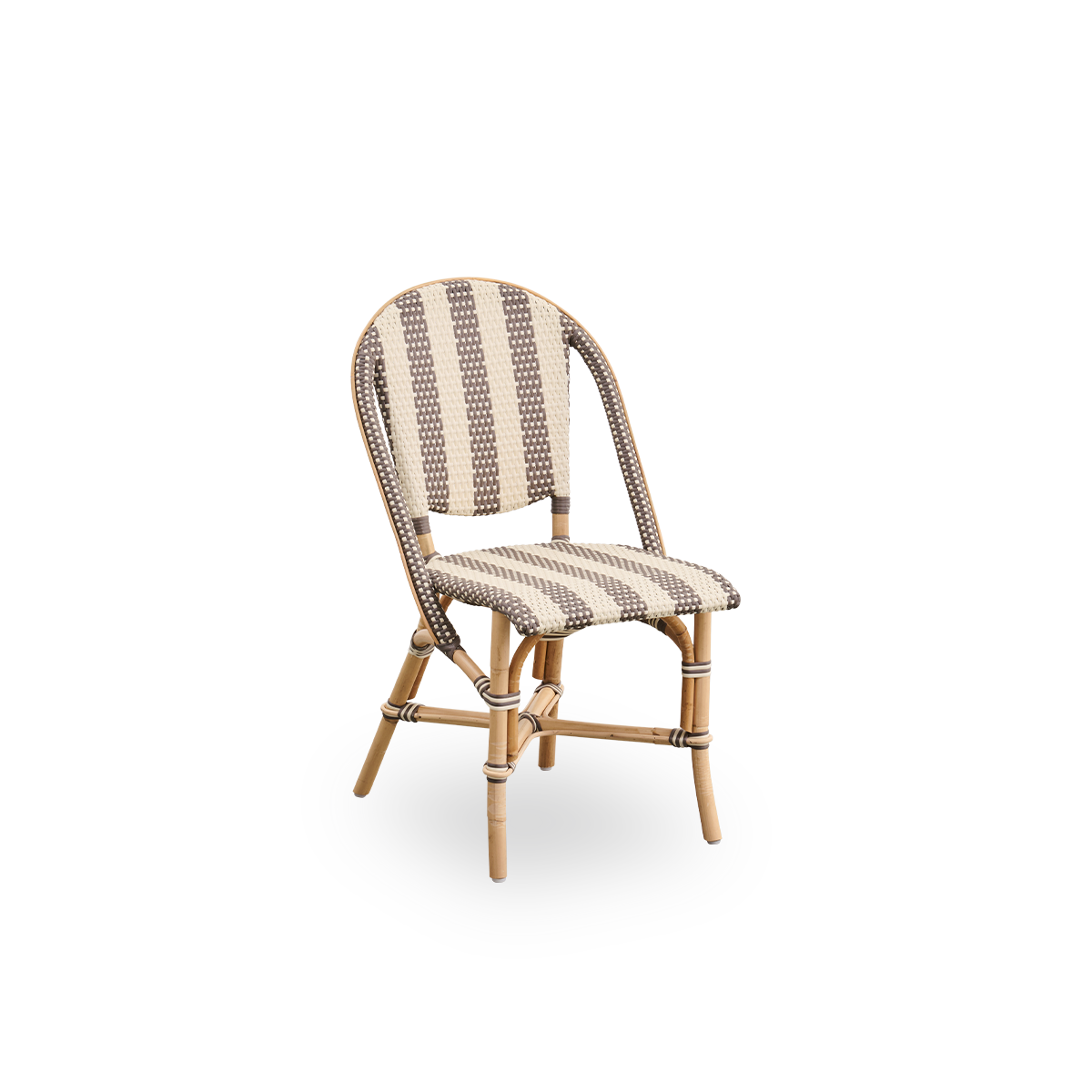 Vista lateral de la silla de comedor Sofie de ratán, inspirada en el estilo de café francés. Estructura de aluminio en color Almendra con asiento y respaldo completamente tejidos, hechos a mano en ArtFibre con rayas anchas en marfil y marrón.