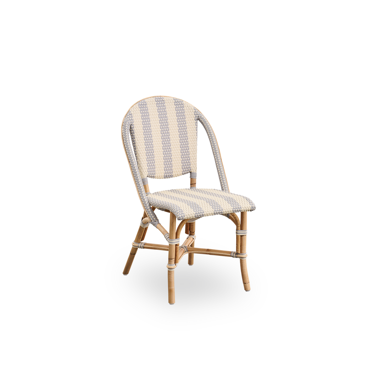 Vista lateral de la silla de comedor Sofie de ratán, inspirada en el estilo de café francés. Estructura de ratán con asiento y respaldo completamente tejidos, hechos a mano en ArtFibre con rayas anchas en marfil y gris. Silla bistró de ratán apilable.