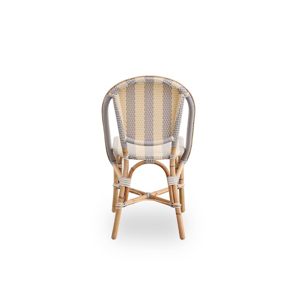 Vista trasera sencilla de la silla de comedor Sofie de ratán, inspirada en el estilo de los cafés franceses. Estructura de ratán con asiento y respaldo completamente tejidos, hechos a mano en ArtFibre con un patrón de rayas anchas en los colores marfil y