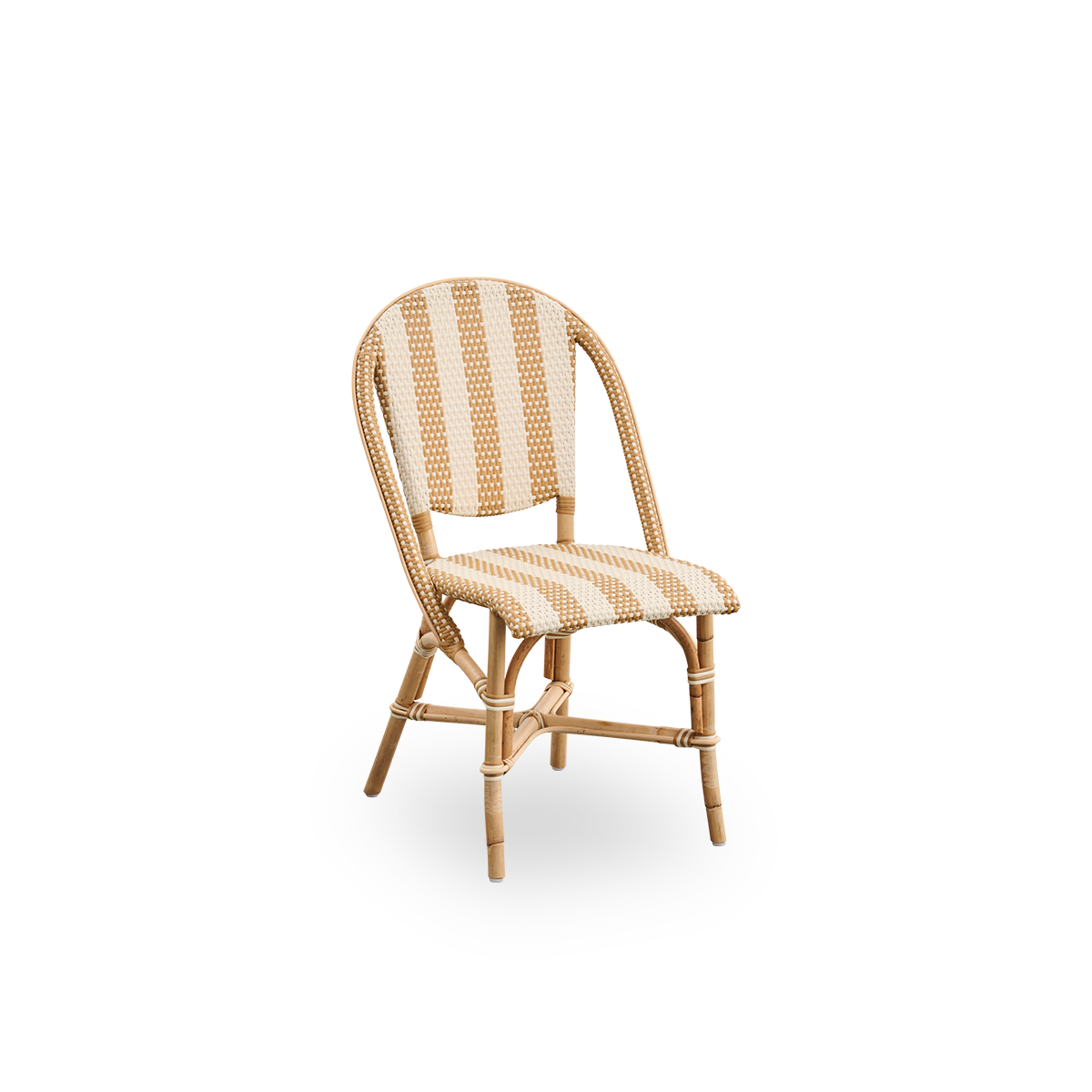 Vista lateral de la silla de comedor Sofie de ratán, inspirada en el estilo de café francés. Estructura de ratán con asiento y respaldo completamente tejidos, hechos a mano en ArtFibre con rayas anchas en marfil y miel. Silla bistró de ratán apilable.