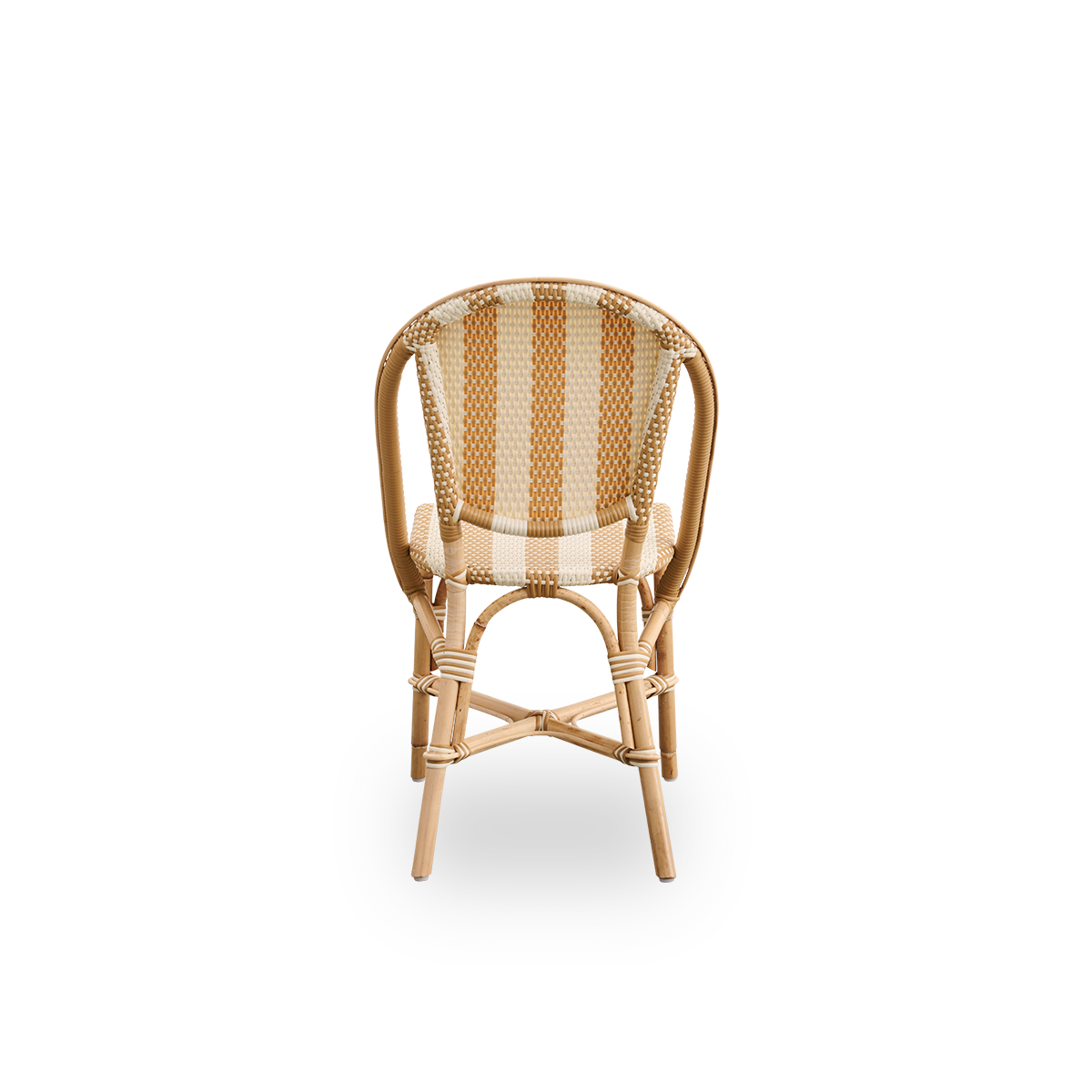 Vista trasera sencilla de la silla de comedor Sofie de ratán, inspirada en el estilo de los cafés franceses. Estructura de ratán con asiento y respaldo completamente tejidos, hechos a mano en ArtFibre con un patrón de rayas anchas en los colores marfil y