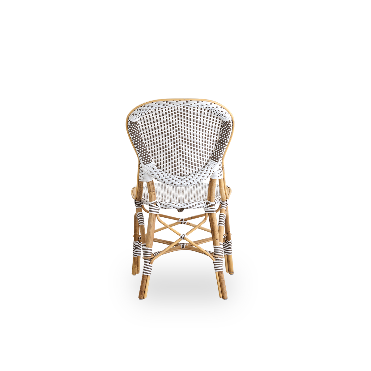 Vista desde atrás de la silla de comedor Isabell. Estructura de ratán con asiento y respaldo de ArtFibre blanco con puntos marrones. Inspirada en el diseño de bistró de los años 50.