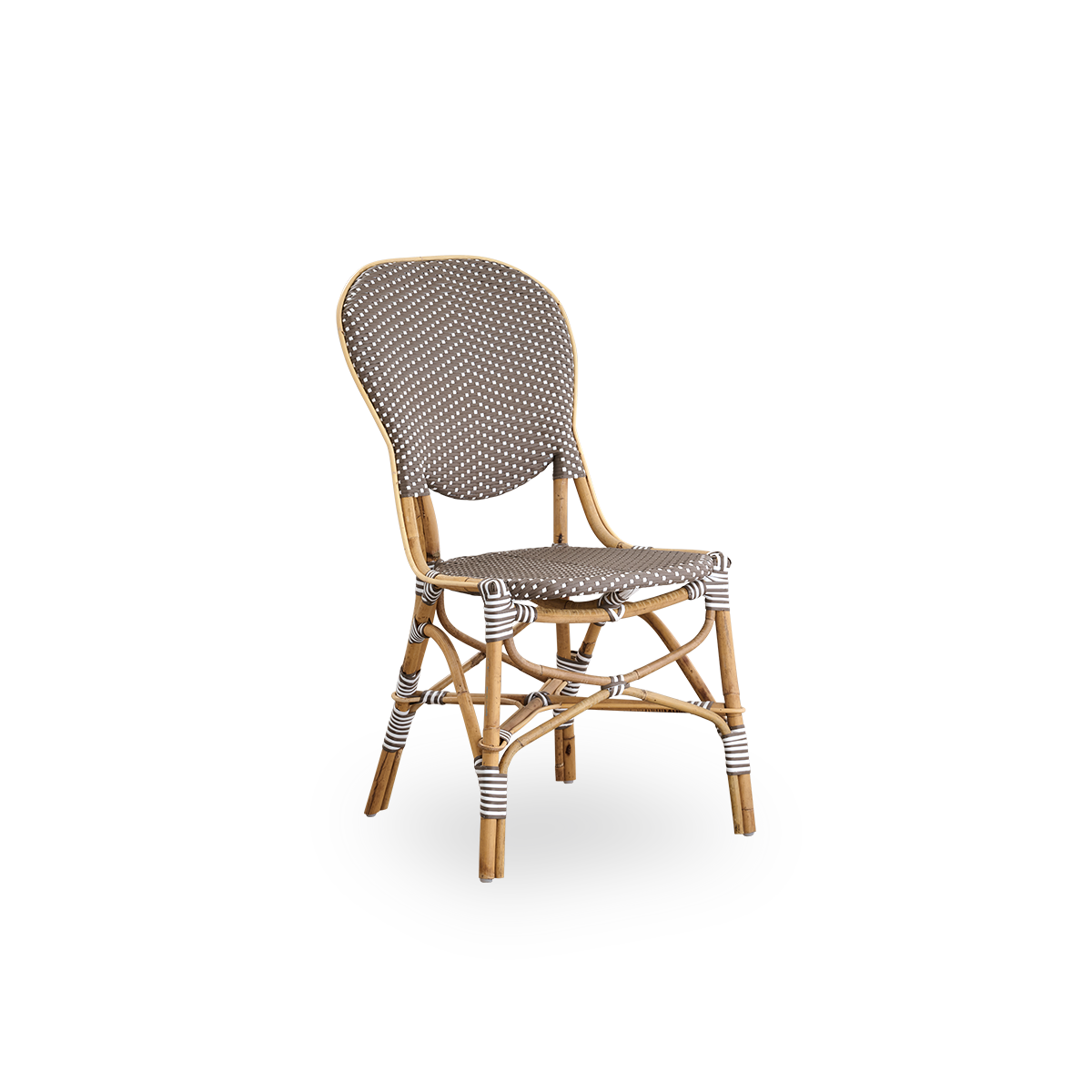 Vista lateral de la silla de comedor Isabell. Estructura de ratán con asiento y respaldo en ArtFibre marrón con puntos blancos. Inspirada en el diseño de bistró de los años 50.