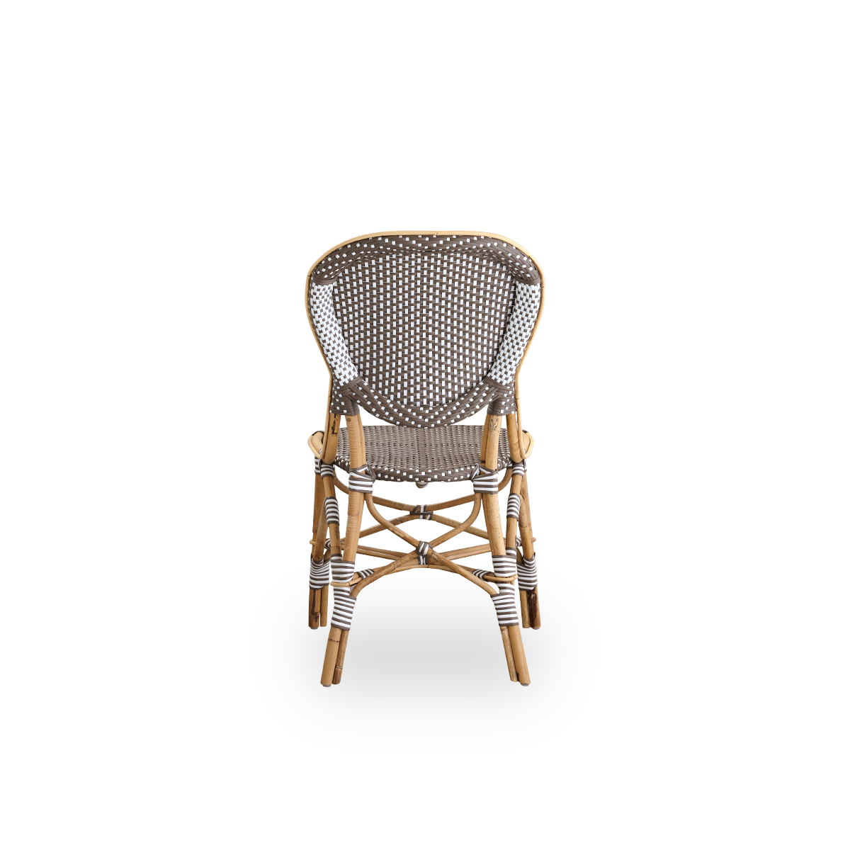 Vista desde atrás de la silla de comedor Isabell. Estructura de ratán con asiento y respaldo de ArtFibre marrón con puntos blancos. Inspirada en el diseño de bistró de los años 50.