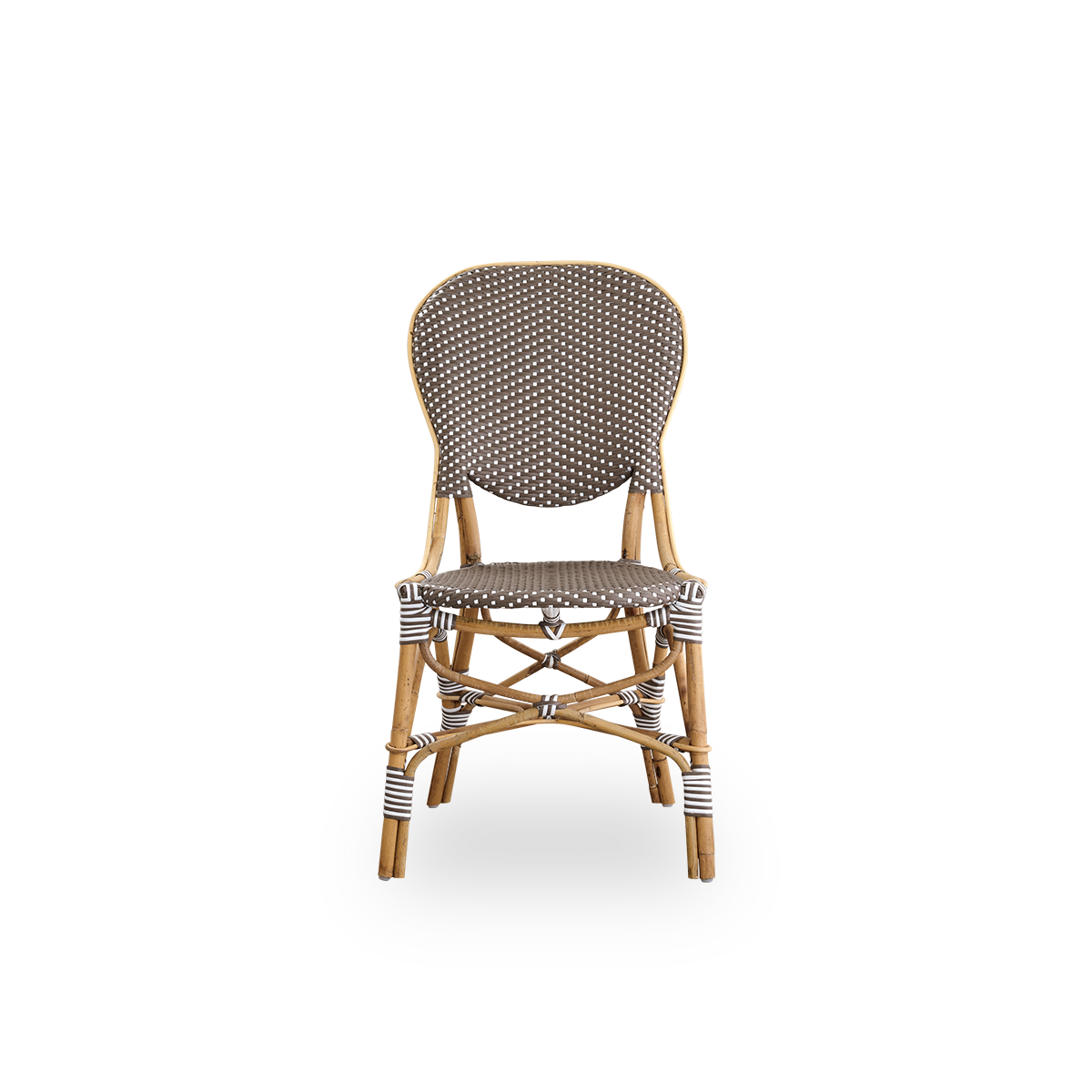 Vista frontal de la silla de comedor Isabell.
Estructura de ratán con asiento y respaldo de ArtFibre marrón con puntos blancos. Inspirada en el diseño de los bistrós de los años 50.
