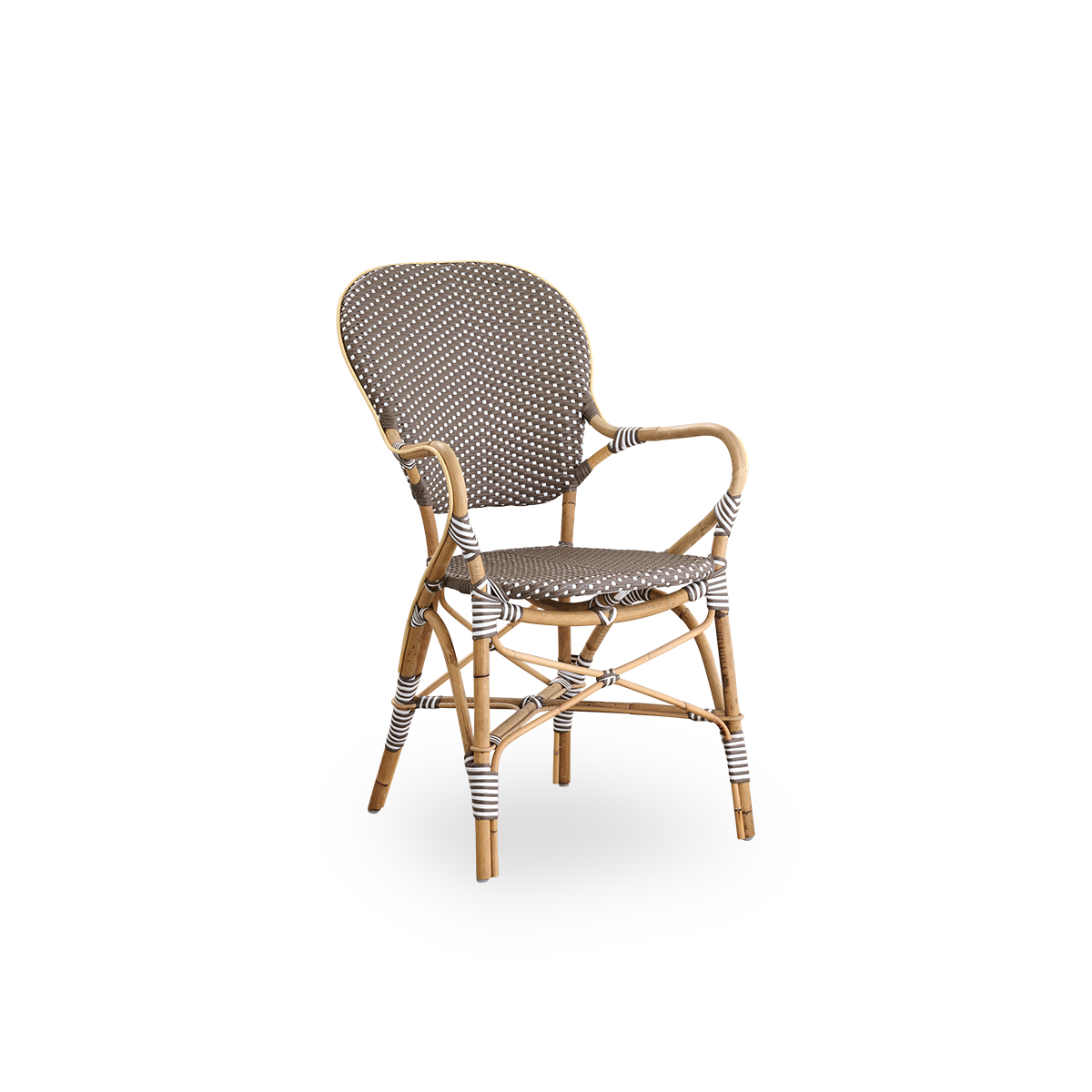 Vista lateral de la silla de comedor Isabell con reposabrazos. Estructura de ratán con asiento y respaldo en ArtFibre marrón con puntos blancos. Inspirada en el diseño de bistró de los años 50.