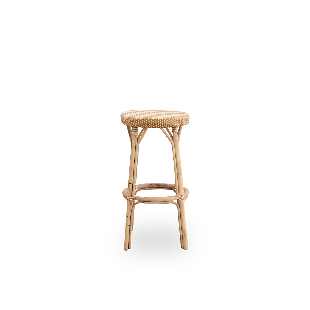 Vista frontal del taburete de bar Simone, altura 78 cm.
Estructura de ratán con reposapiés y asiento redondo completamente tejido a mano en ArtFibre con un diseño de rayas anchas en color marfil y miel. Taburete apilable.