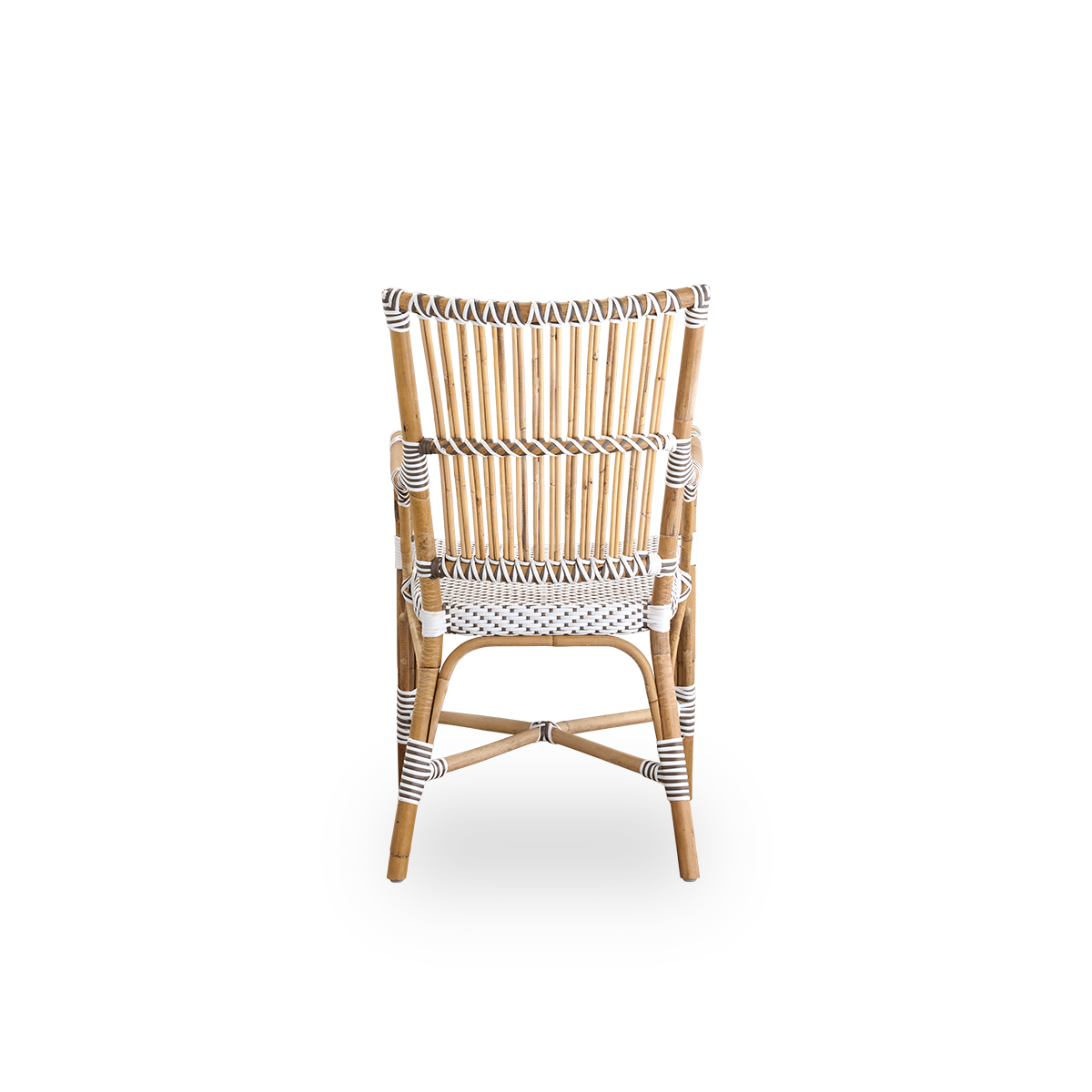 Vista desde atrás de la silla de comedor Monique con reposabrazos. Estructura de ratán con asiento tejido en ArtFibre blanco con puntos marrones. Inspirada en el diseño de los bistrós de los años 50.