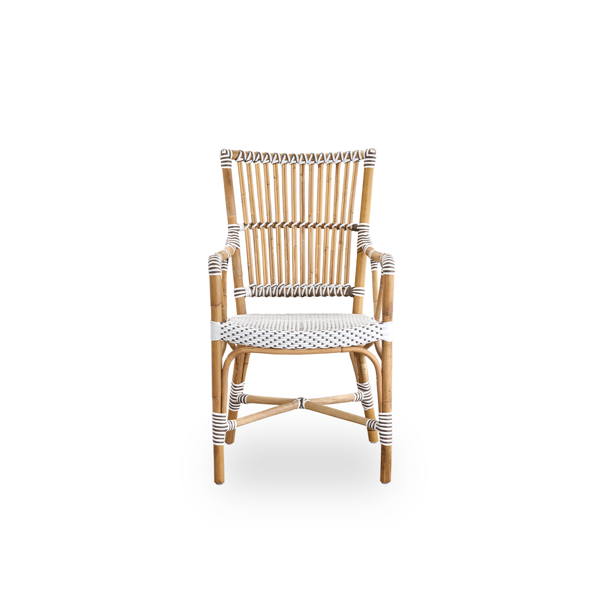 Vista frontal del sillón de comedor Monique con reposabrazos.
Estructura de ratán con asiento tejido en ArtFibre blanca con puntos marrones. Inspirada en el diseño de los bistrós de los años 50.