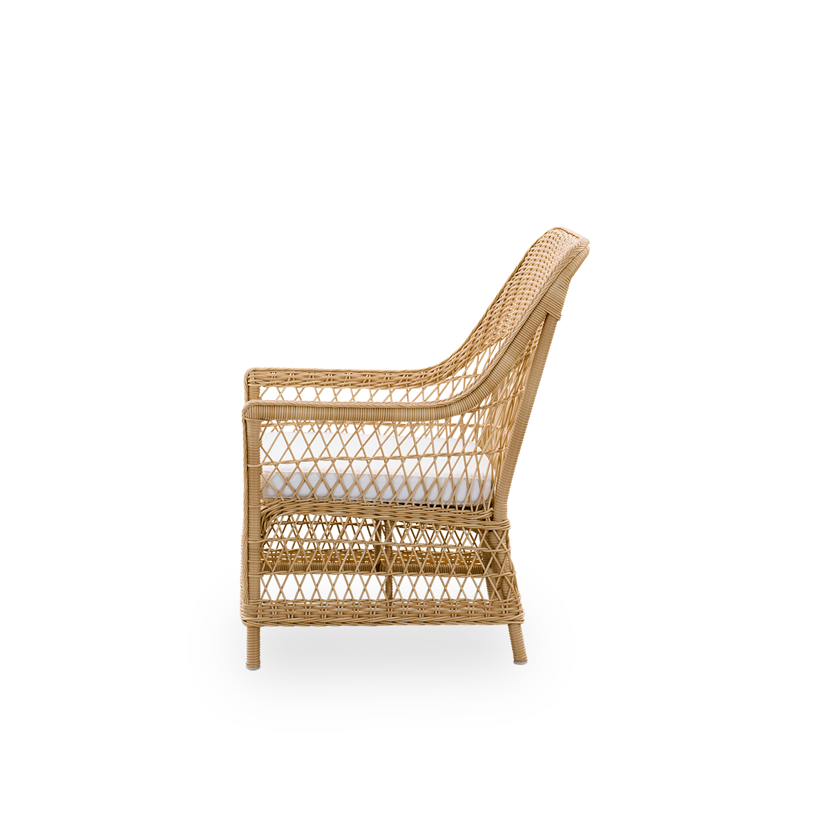 Vista lateral sencilla de la silla lounge exterior Dawn en color Natural, inspirada en el estilo colonial británico. Silla lounge romántica con reposabrazos y respaldo alto. Completamente tejida en ArtFibre sobre estructura de aluminio curvado a mano.