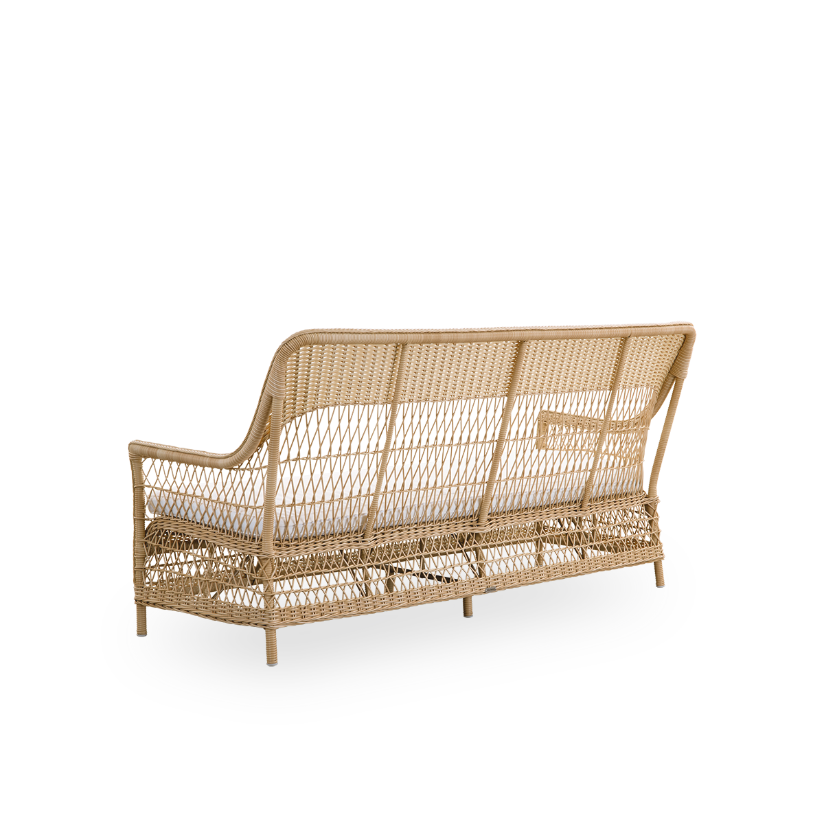 Vista desde atrás del sillón de exterior Dawn en color natural, inspirado en el estilo colonial británico. Sillón lounge romántico con reposabrazos y respaldo alto. Completamente trenzado en ArtFibre sobre una estructura de aluminio curvada a mano.