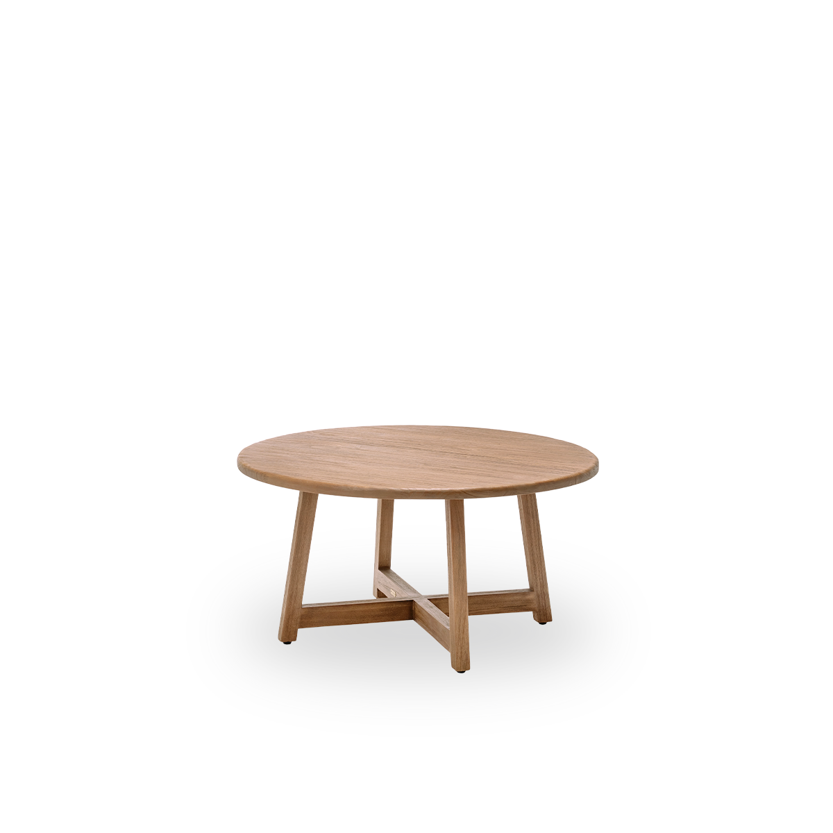 Vista lateral de la mesa de centro Aksel, Ø100 cm, en teca con superficie natural y patinada. Tratada en superficie para resaltar la veta natural de la madera, con un encantador aire rústico. Fabricada en teca certificada como Indonesian Legal Wood.