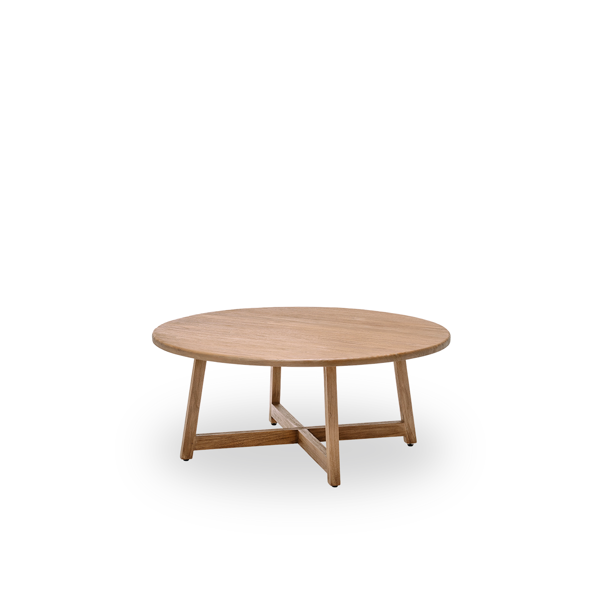 Vista lateral de la mesa de centro Aksel, Ø120 cm, en teca con superficie natural y patinada. Tratada en superficie para resaltar la veta natural de la madera, con un encantador aire rústico. Fabricada en teca certificada como Indonesian Legal Wood.