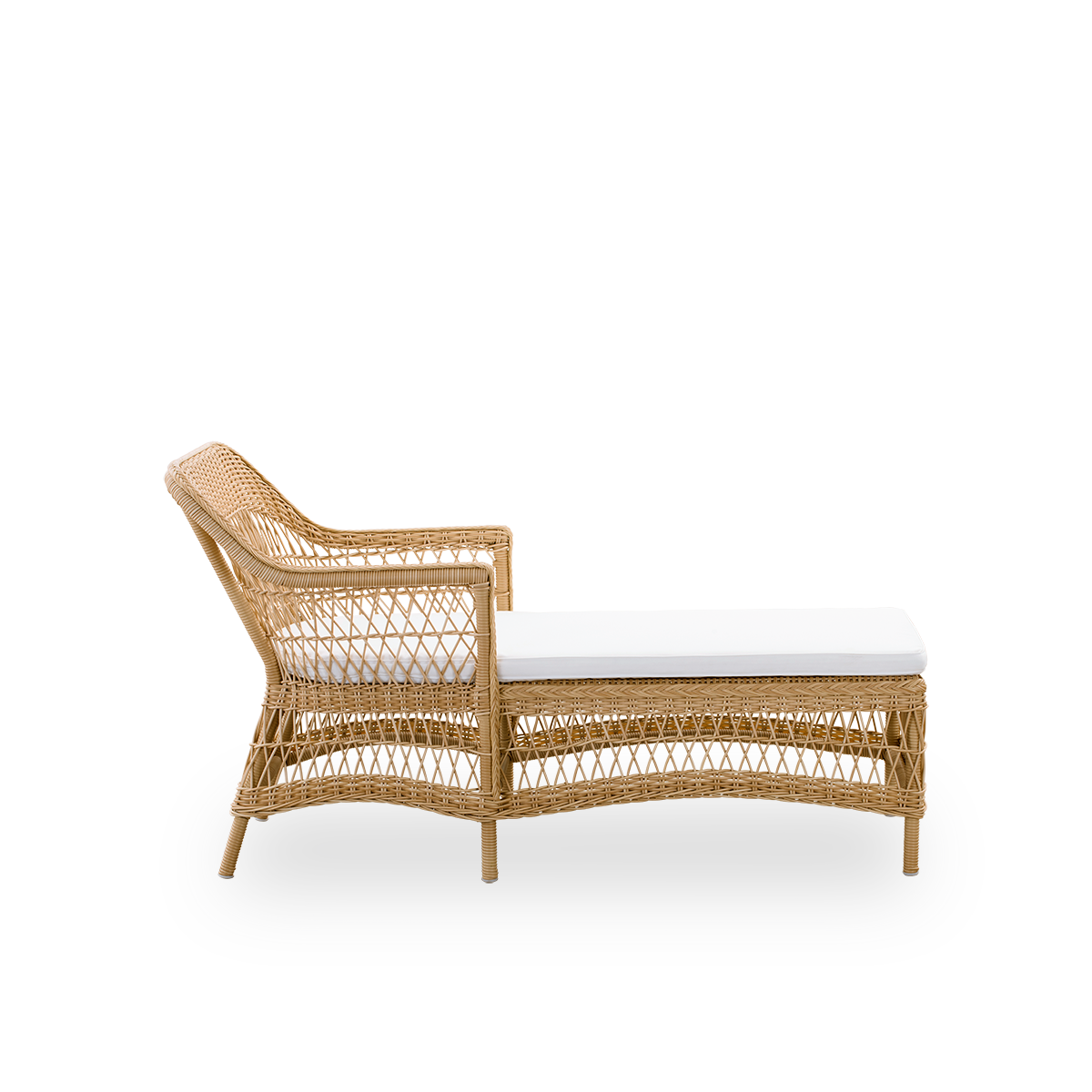 Vista lateral de la chaise longue de exterior Olivia en color natural. Estructura de aluminio completamente tejida con ArtFibre. Estilo romántico inspirado en el estilo colonial británico.