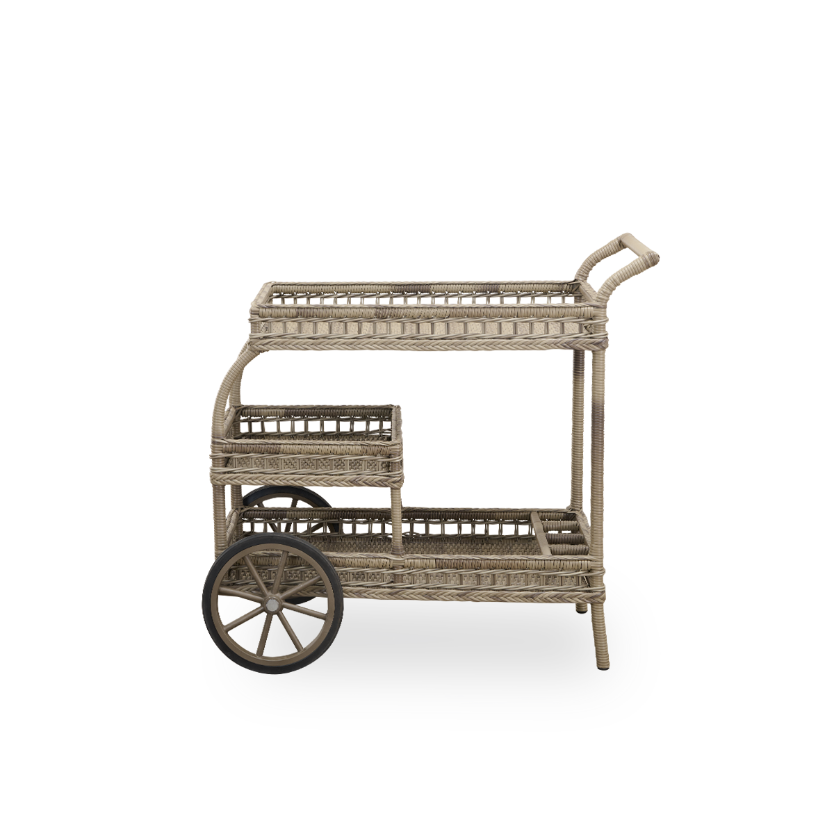 Vista del carrito de bar de exterior James en color Antique Grey, hecho a mano en ArtFibre sobre un marco de aluminio curvado a mano, con tejidos intrincados y dos ruedas para facilitar la movilidad.