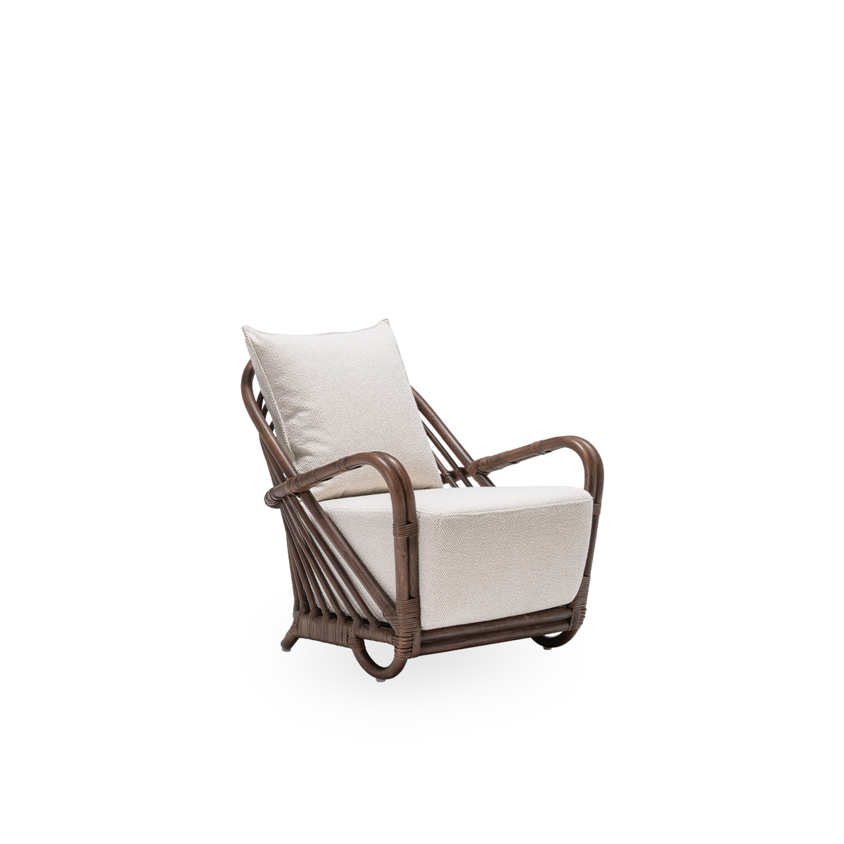 Vista lateral del sillón lounge Charlottenborg con cojines de asiento y respaldo, en ratán marrón. Diseñada por Arne Jacobsen en 1936 y parte de la colección ICONS de Sika-Design de muebles de diseño reeditados.