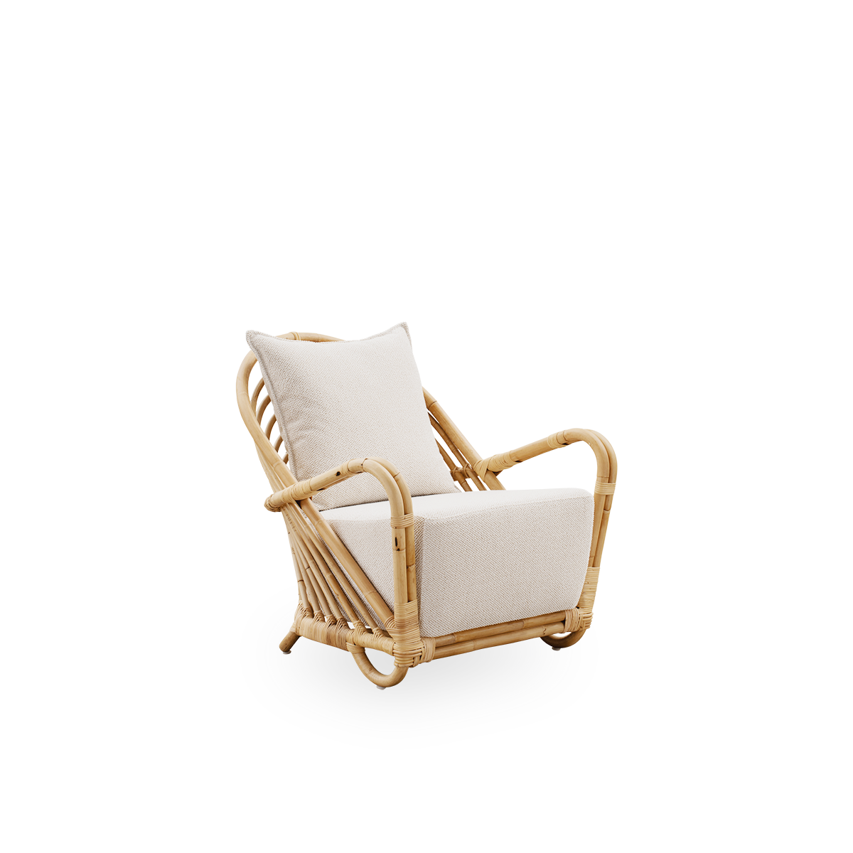 Vista lateral de la silla lounge Charlottenborg en ratán natural pulido, diseñada por Arne Jacobsen. La silla cuenta con respaldo curvado y reposabrazos integrados en la base, hecha a mano con ratán indonesio de alta calidad.