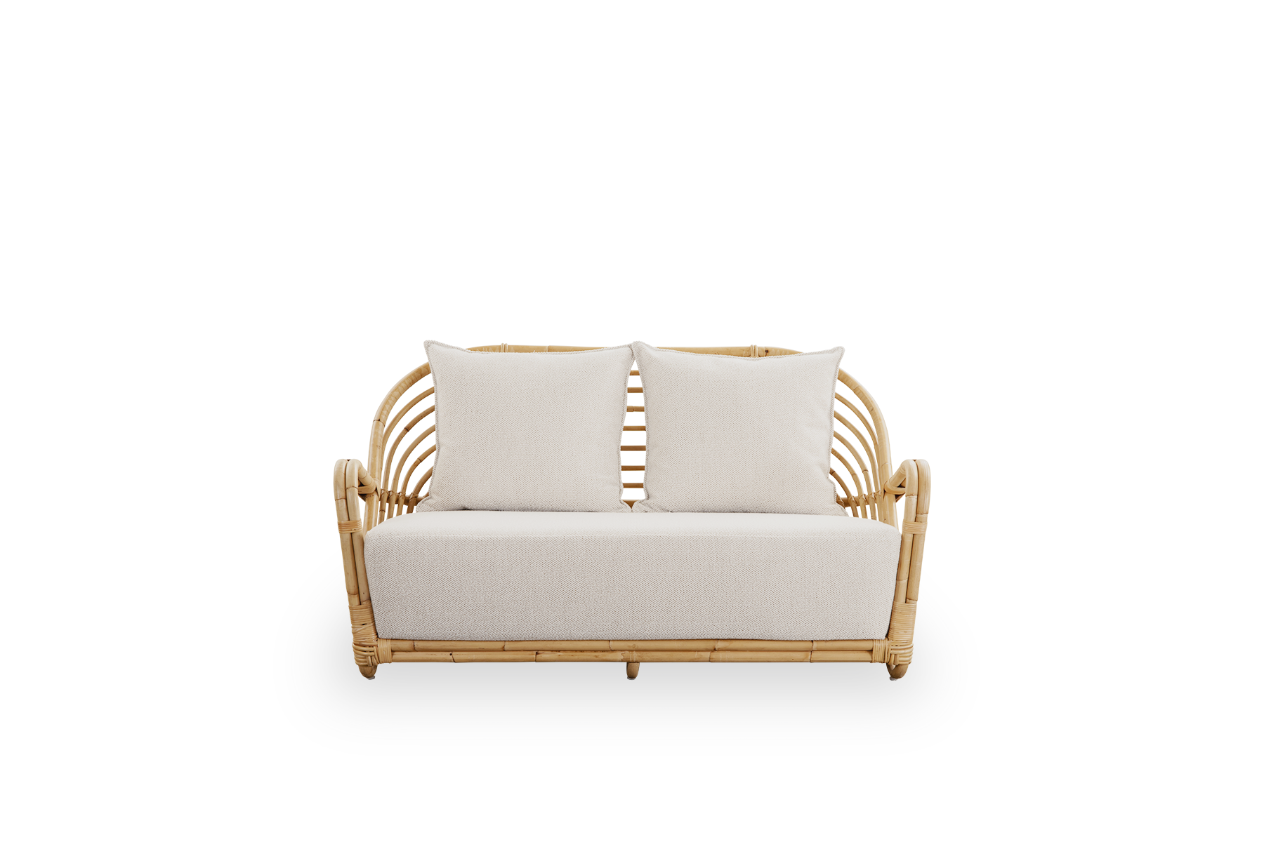 Vista frontal del sofá Charlottenborg de 2 plazas de ratán natural pulido, diseñado por Arne Jacobsen. El sofá presenta un respaldo curvado y reposabrazos integrados en la base, hecho a mano con ratán indonesio de alta calidad.