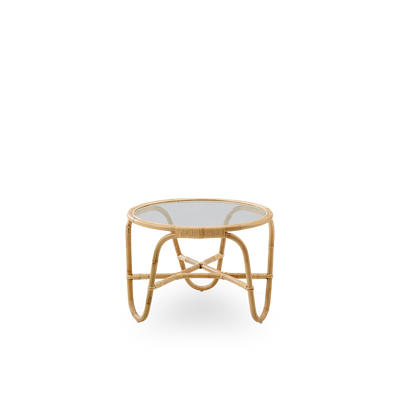 Vista lateral de la mesa de café Charlottenborg, diseñada por Arne Jacobsen, una mesa de café redonda de mimbre con tapa de vidrio integrada, hecha a mano con ratán de alta calidad de Indonesia.