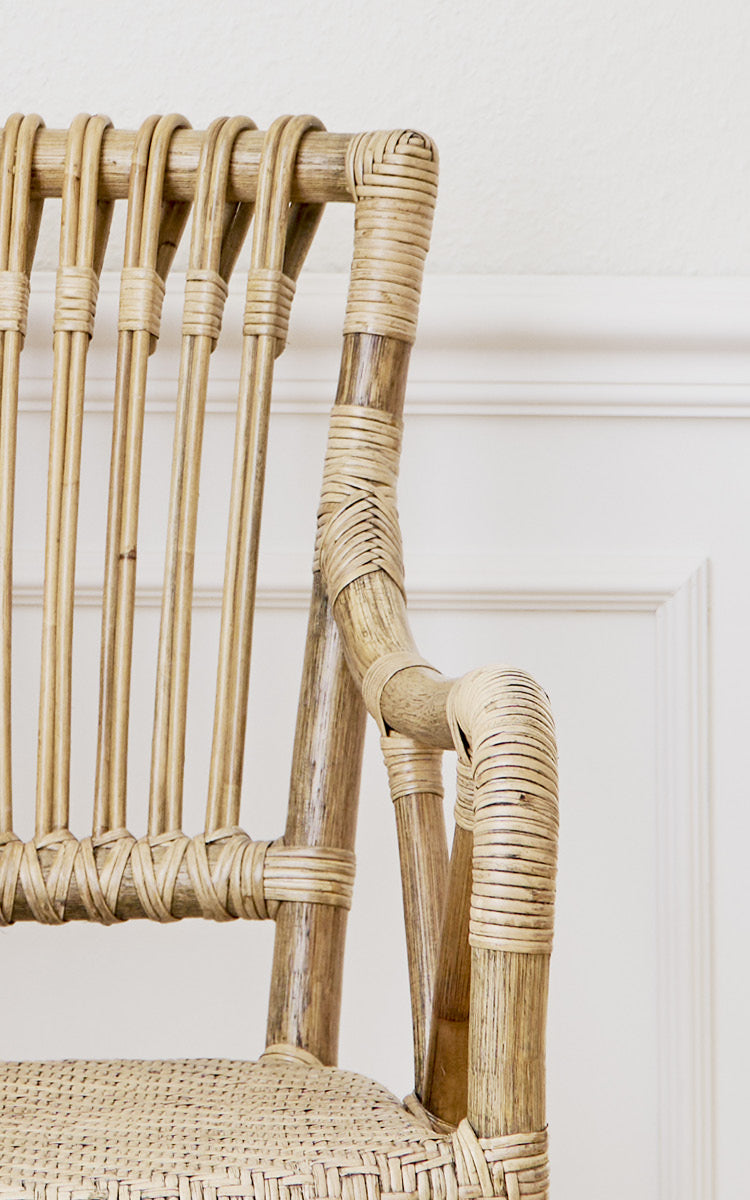 Esta es una imagen de detalle de Blues taburete alto en antique Rattan.
