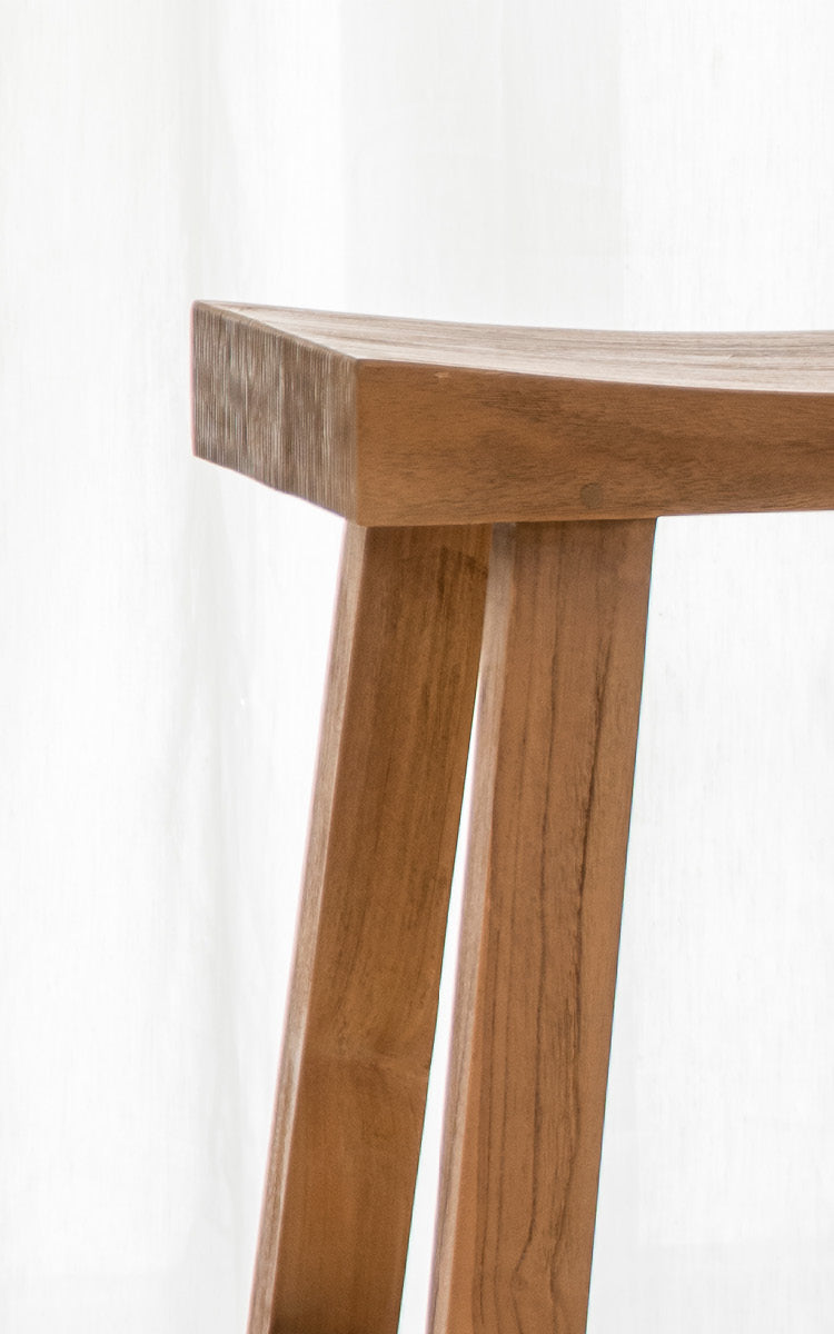 Esta es una imagen de detalle de Charles taburete alto en teak indoor.